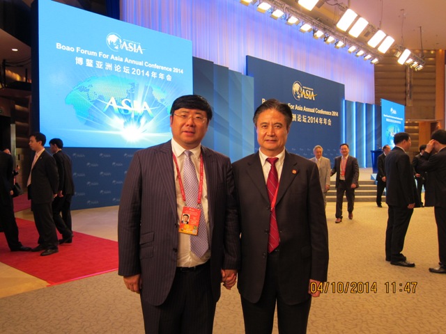 Chairman Li Yong took a photo with Luo Baoming, the former deputy director of the Overseas Chinese Committee of the National People's Congress and current secretary of the CPC Hainan Provincial Committee