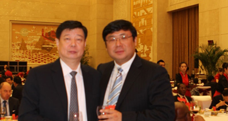 Chairman Li Yong took a group photo with Jiang Yikang, former Secretary of Shandong Provincial Committee of the CPC.