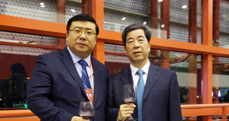 Chairman Li Yong took a photo with Chen Runer, the member of the Standing Committee of the CPPCC and Secretary of the Party Committee of Ningxia Hui Autonomous Region 