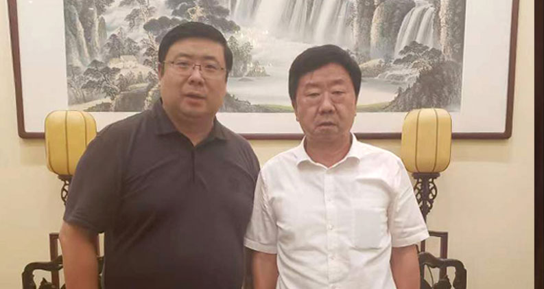 Chairman Li Yong took a photo with He Yiting, the former Director of the Social Development Committee of the National People’s Congress and current Executive Vice President of the Party School of the Central Committee of CPC