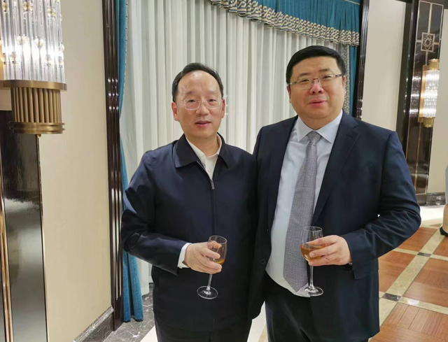Chairman Li Yong and Li Lecheng, the  Governor of Liaoning Provincial People’s Government, have a cordial conversation and take a photo.