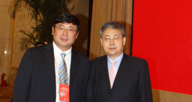 Chairman Li Yong took a photo with Guo Shuqing, the Vice Chairman of the Finance and Economic Committee of the NPC and Chairman of China Banking and Insurance Regulatory Commission