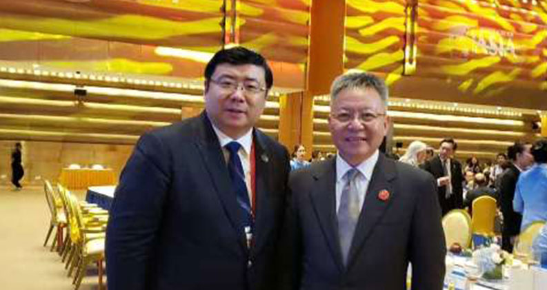 Chairman Li Yong took a group photo with Shen Xiaoming, Secretary of Hunan Provincial Committee of the CPC.