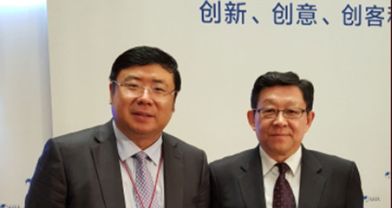 Chairman Li Yong and Chen Deming, the Former Minister of the Ministry of Commerce, take a photo.