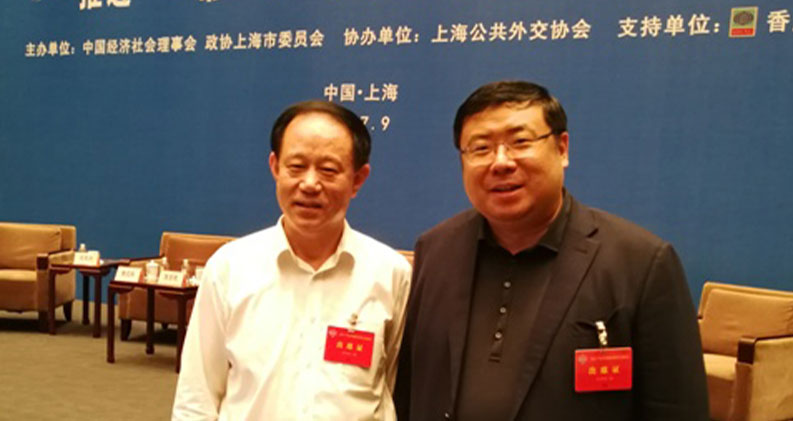Chairman Li Yong and Pan Ligang, the Current Deputy Director of the Population, Resources and Environment Committee of the CPPCC National Committee,  have a cordial conversation and take a photo.