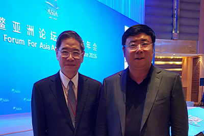 Chairman Li Yong took a photo with Zhang Zhijun, the president of the Association for Relations Across the Taiwan Straits and current director of Taiwan Affairs Office of the State Council
