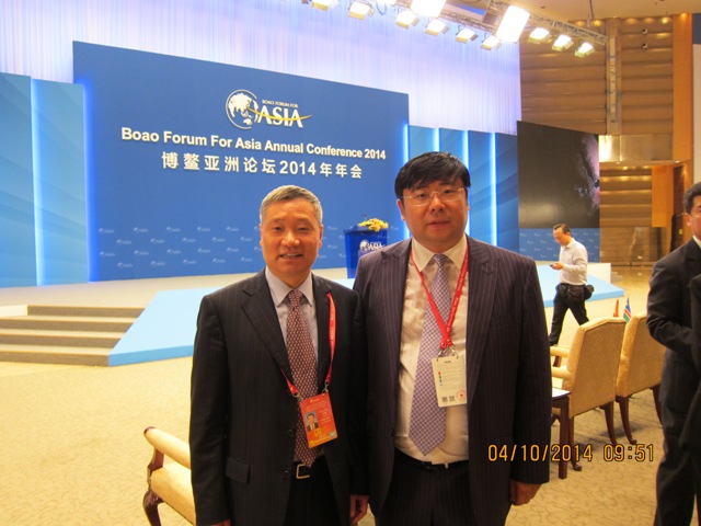 Former Chairman of China Securities Regulatory Commission  Xiao Gang cordially talks and takes a group photo with Chairman Li Yong 