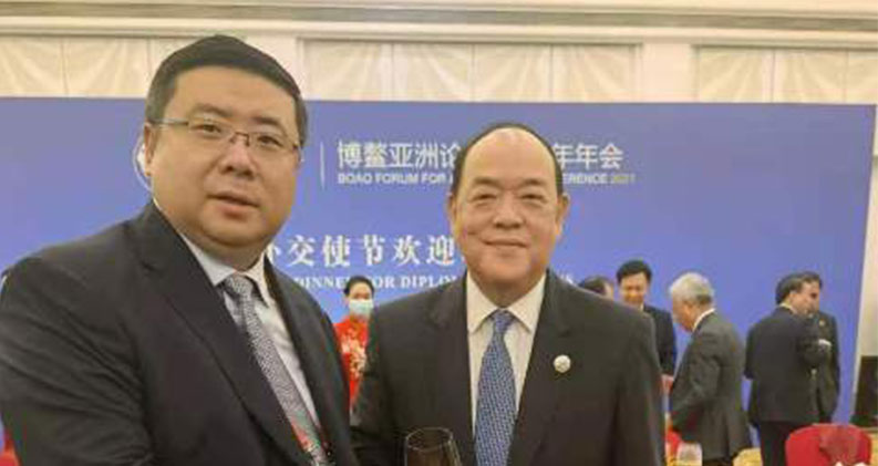 Chairman Li Yong took a group photo with Macao Chief Executive He Yicheng.