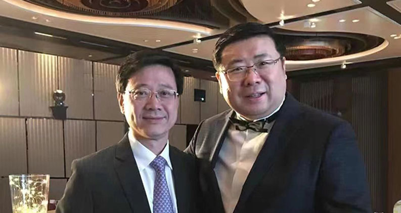 Chairman Li Yong and Lee Ka Chiu John, the Chief Executive of Hong Kong, had a cordial conversation and took a photo.