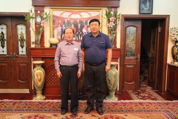 President Li Yong took the picture with Vice Chiarman of the former Standing Committee of the National People's Congress Isma'il Tiliwaldi