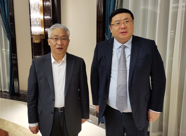 Chairman Li Yong took a photo with Zhang Guoqing, the member of the Political Bureau of the CPC Central Committee and Vice Premier of the State Council 