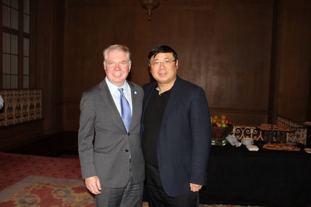 President Li Yong and the Mayor of City of Seattle Ed Murray took the picture together
