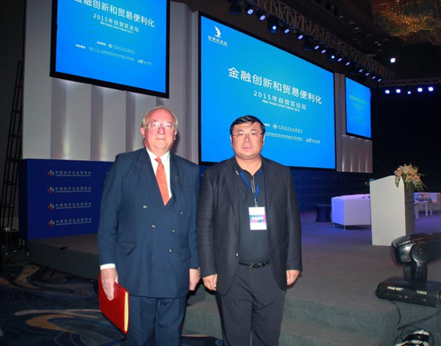 President Li Yong took the photo with the Chairman of World Association of Pilot Free Trade Zone Mr. Graham Mather.
