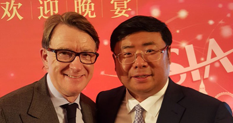 President Li Yong took the photo with Mr. Peter Mandelson, the former British First Secretary of State Chairman at the welcome dinner