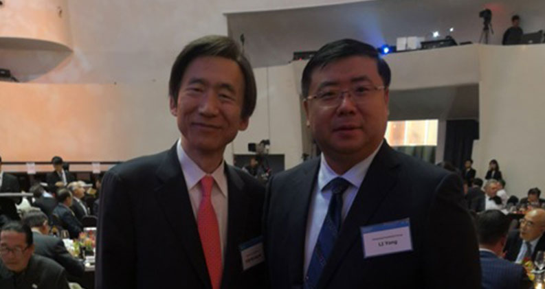 Chairman Li Yong and Yun Byung-se, the former foreign minister of South Korea, take a photo.