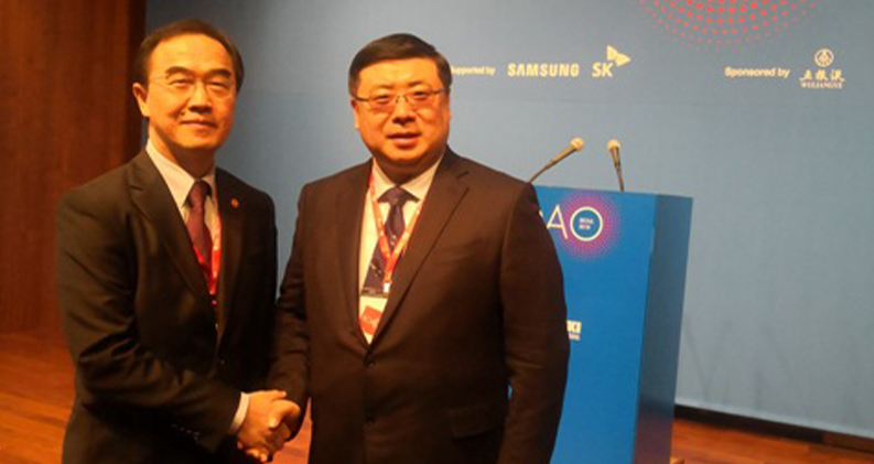 Minister of Unification Ministry of South Korean Zhao Mingjun cordially talks and takes a group photo with Chairman Li Yong  