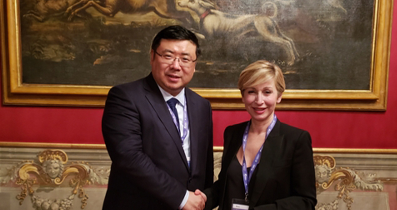Minister of Culture and Tourism Ministry of Italy Bianchi cordially talks and takes a group photo with Chairman Li Yong