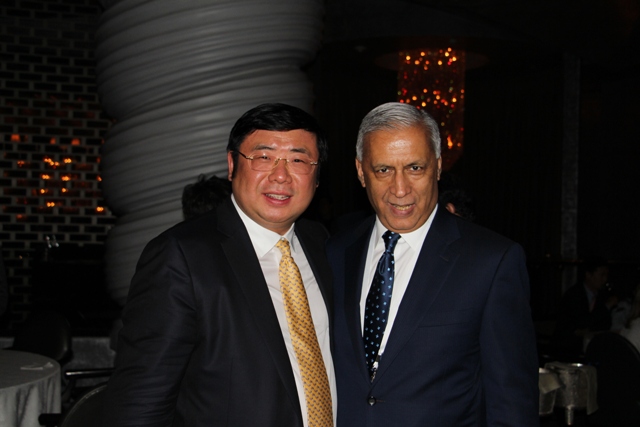 President Li Yong took the photo cordially with the Former Prime Minister of Pakistan Shaukat Aziz