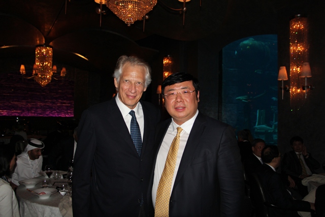 President Li Yong took the photo cordially with  France Former Prime Minister and President of UCRG International Advisory Board Dominique De Villepin