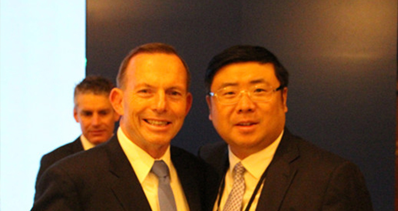 Chairman Li Yong and Tony Abbott, the former prime minister of Australia, take a photo.
