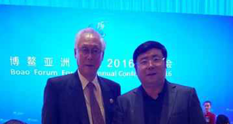 Chairman Li Yong talks and takes a photo with Goh Chok Tong,  Former Prime Minister and Minister Mentor of Singapore 
