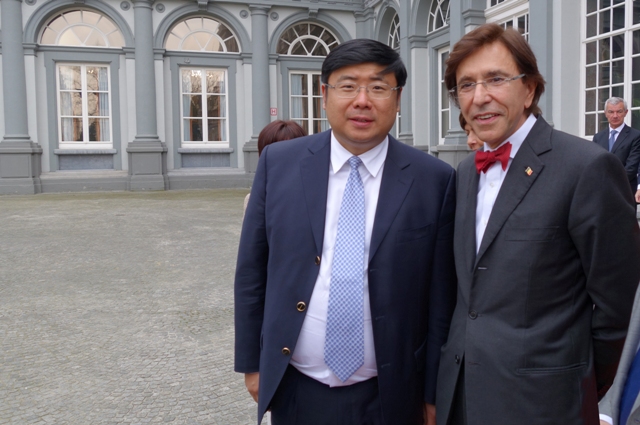 Chairman Li Yong and Elio Di Rupo, the former prime minister of Belgium, have a cordial conversation and take a photo in front of Edmon Palace.