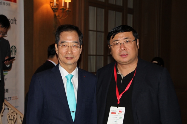 President Li Yong and  Prime Minister of Korea Han Duck-soo took the photo together  ​