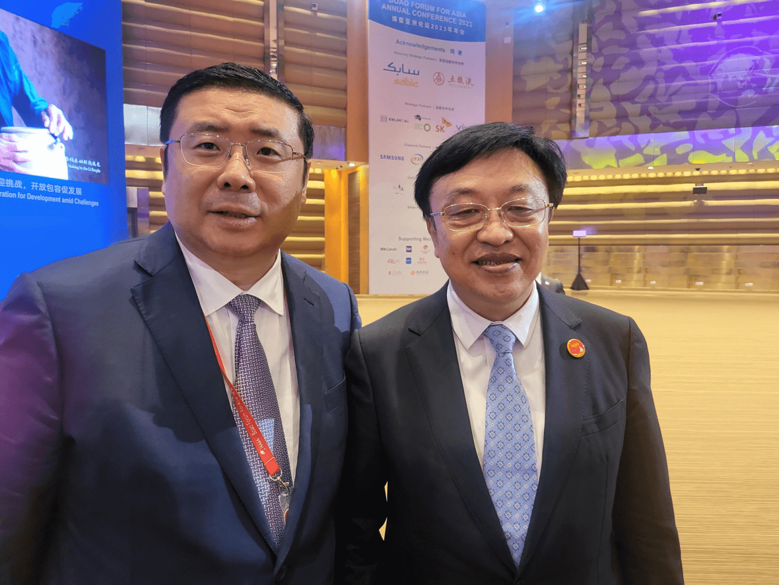 Chairman Li Yong took a photo with Feng Fei, the Secretary of the CPC Hainan Provincial Committeey of the CPC Hainan Provincial Committee
