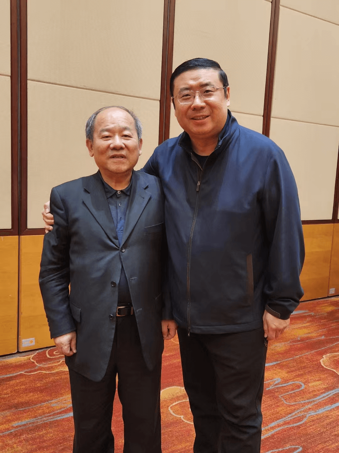 Chairman Li Yong took a photo with Ning Jizhe, the Deputy Director of the Economic Committee and Standing Committee of the CPPCC National Committee