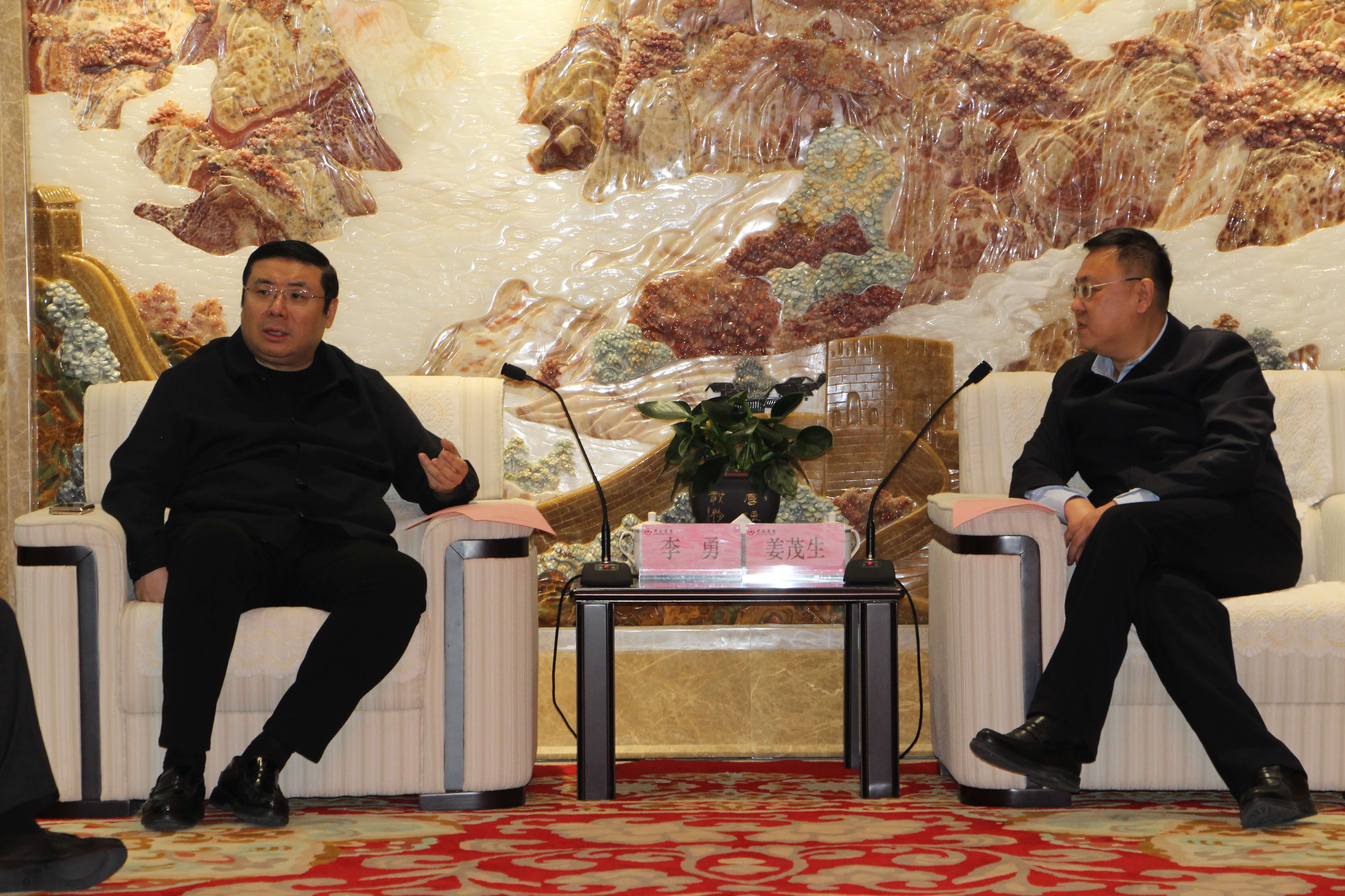Chairman Li Yong Met with Jiang Maosheng, Mayor of Shahekou District, Dalian, Who Was Invited to Visit, and His Party, and Conducted Work Discussions