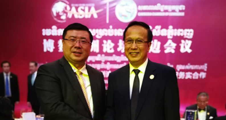 李勇董事长与柬埔寨商务部部长潘索萨亲切交谈并合影留念