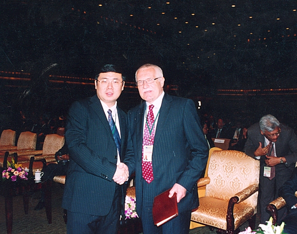 董事长李勇与捷克前总统克劳斯同为演讲人