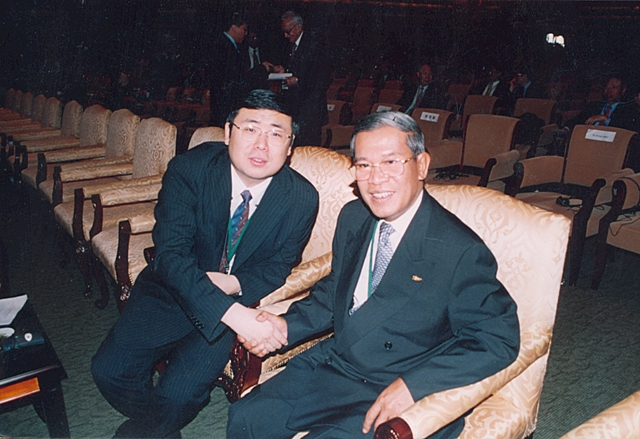 李勇董事长与柬埔寨首相洪森在东盟会议上亲切交谈