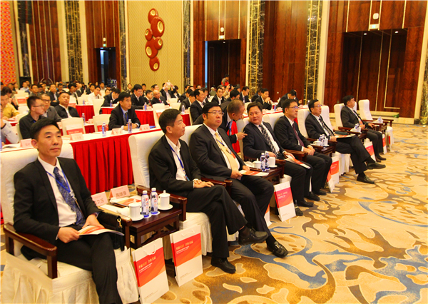 President Li Yong attended the Development Forum of the 2rd Oasis Industrial Expo of XPCC on invitation and delivered speech