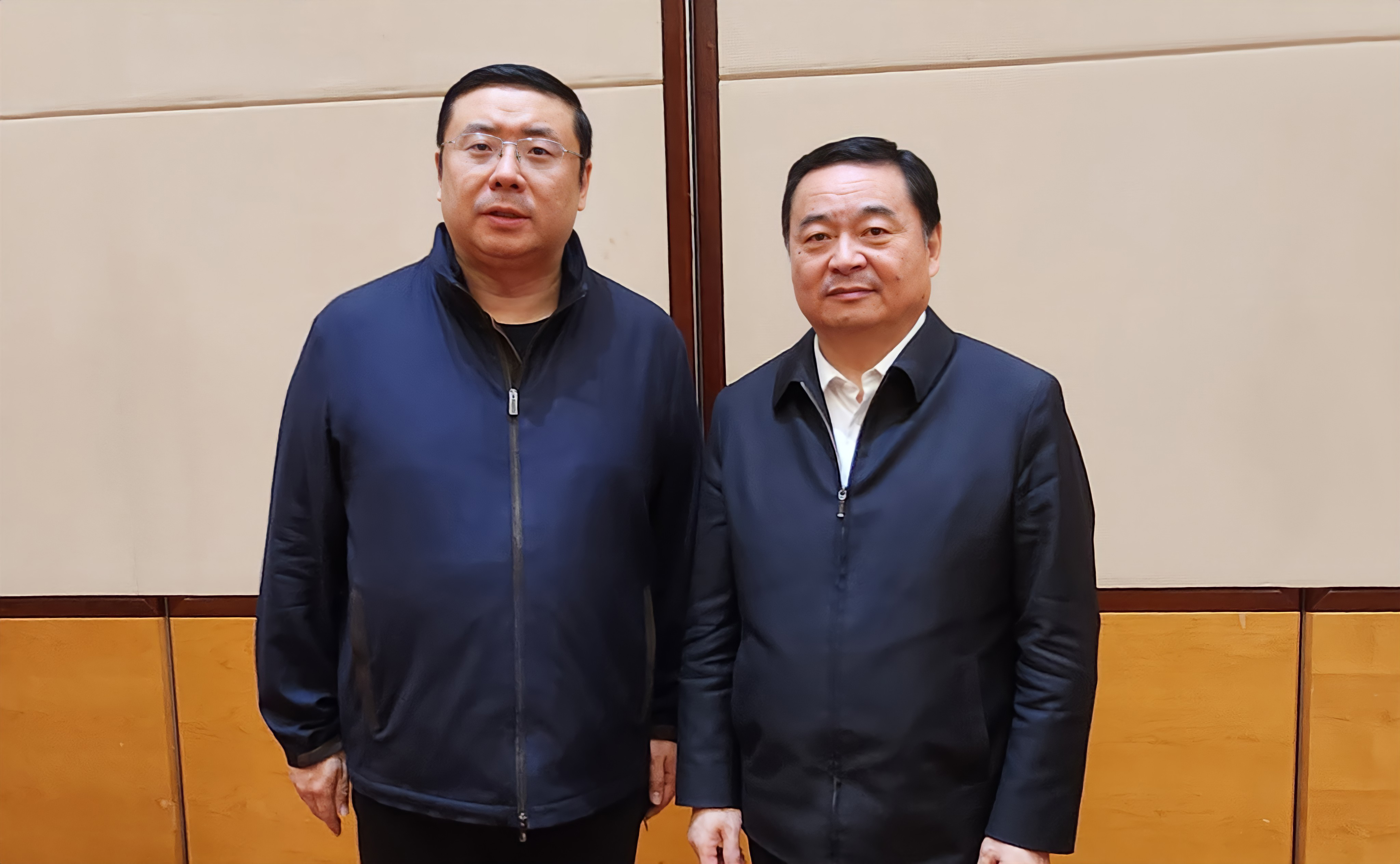 Chairman Li Yong took a photo with Hao Peng, the Secretary of the CPC Liaoning Provincial Committee