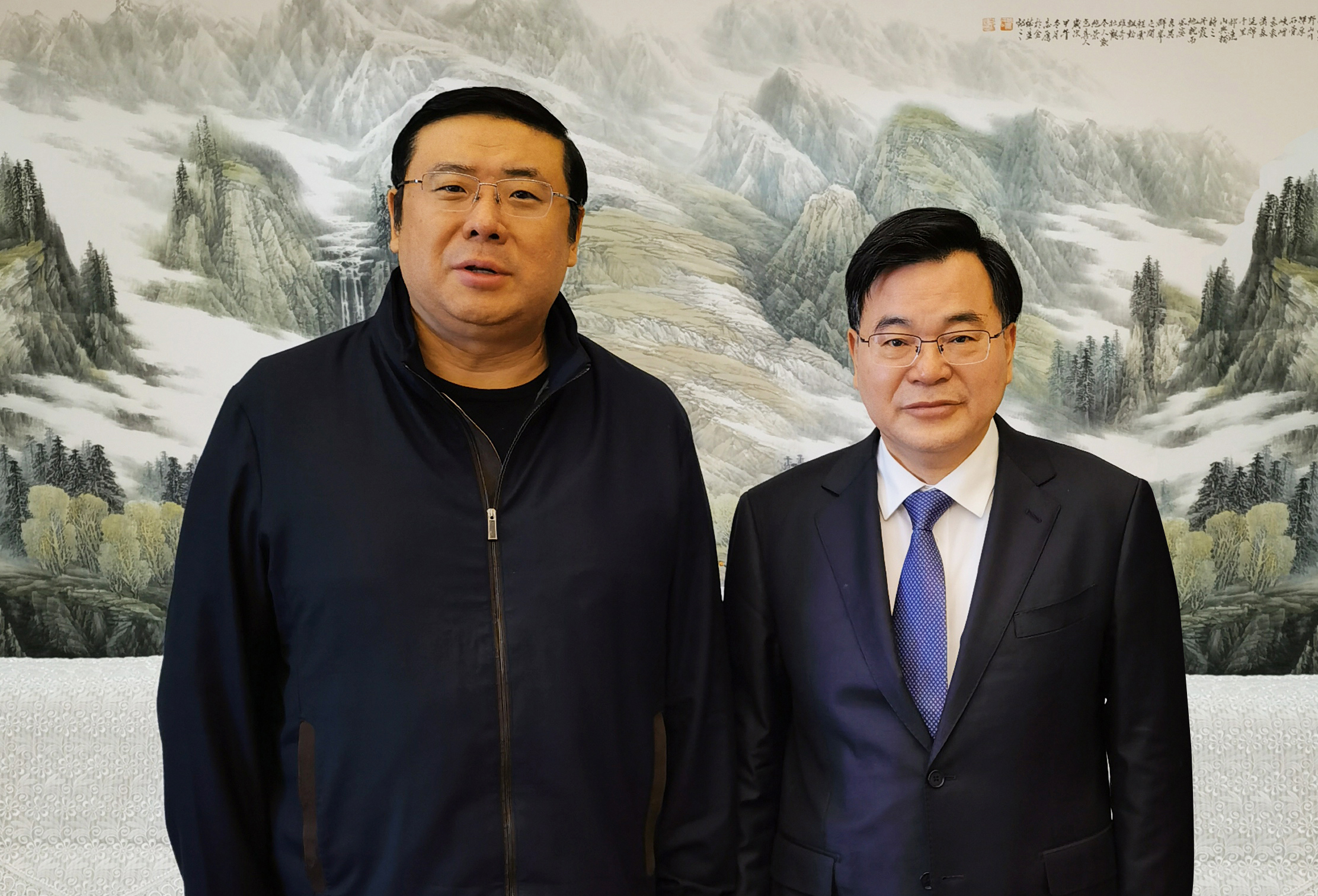 Chairman Li Yong took a photo with Hu Changsheng, secretary of CPC Gansu Provincial Committee