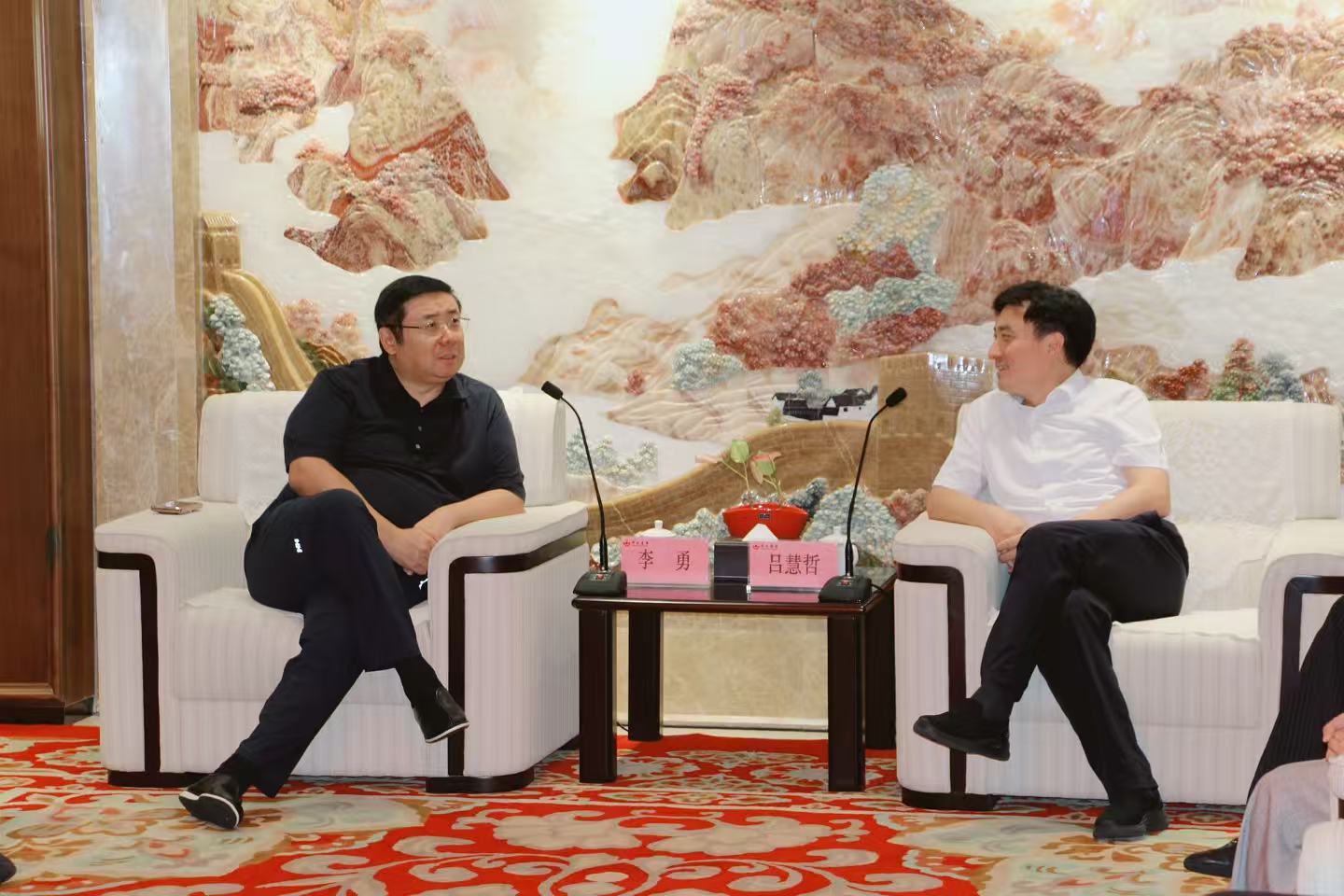 李勇主席会见来访的石家庄市副市长吕慧哲一行并进行商务洽谈